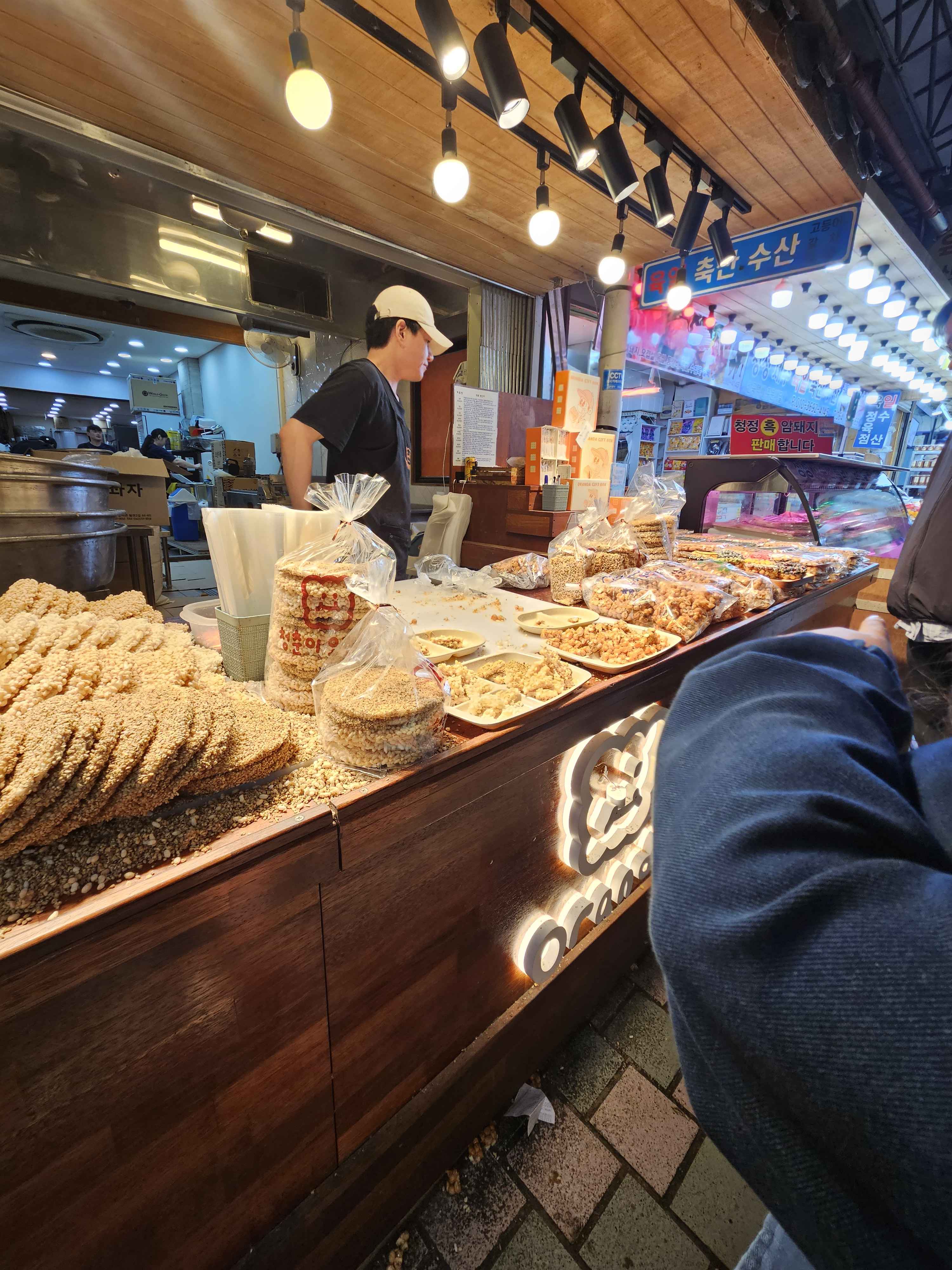 제주 여행의 밤을 밝히는 맛의 향연! 동문시장 야시장 완전 정복기 (feat. 주차 꿀팁까지)